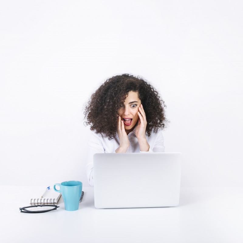 WiFiがつながらず困っている女性