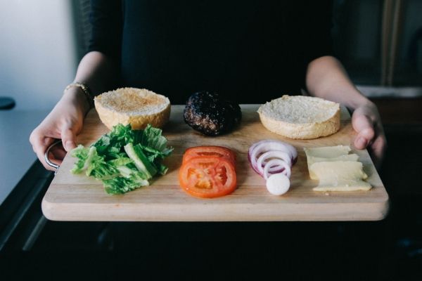 まな板の上に並んだ食材