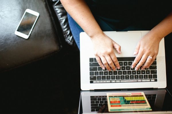 会計ソフトの入力をしている