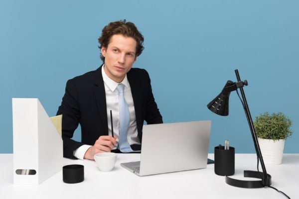 確定申告に戸惑う男性