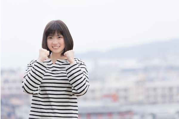 ガッツポーズをする女性