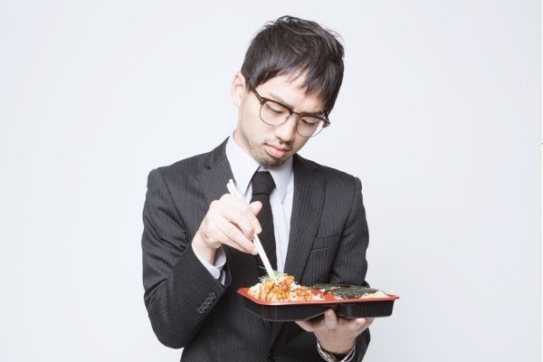弁当を食べる男性