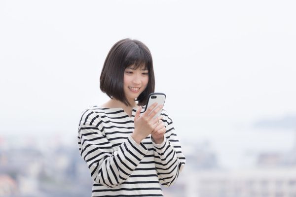 スマホで注文する女性