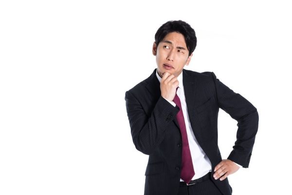 首を傾げる男性