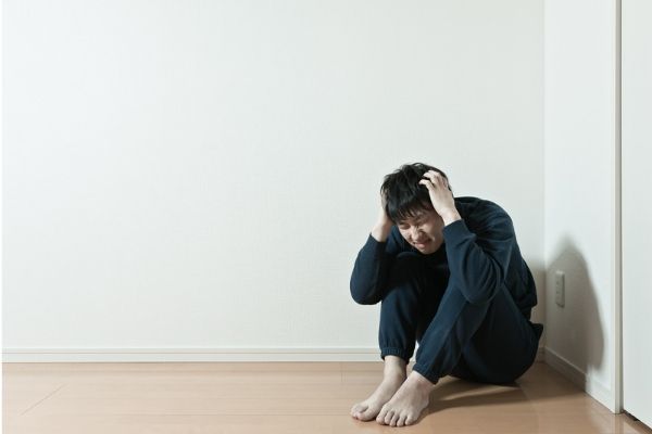 騒音に悩む男性