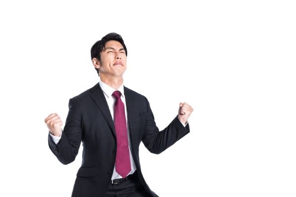 ガッツポーズする男性