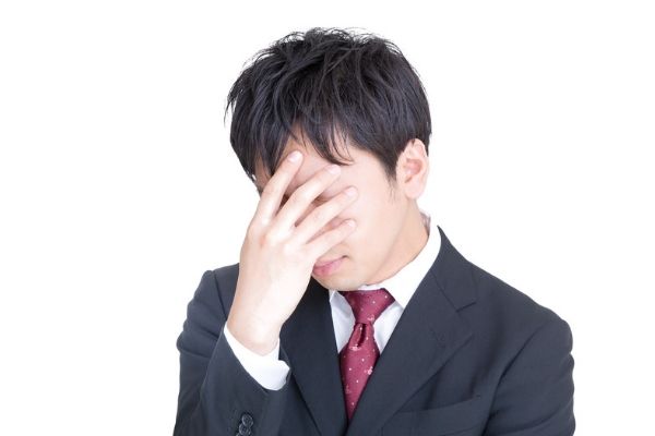 落ち込む男性