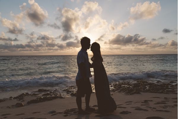 海辺で抱き合うカップル