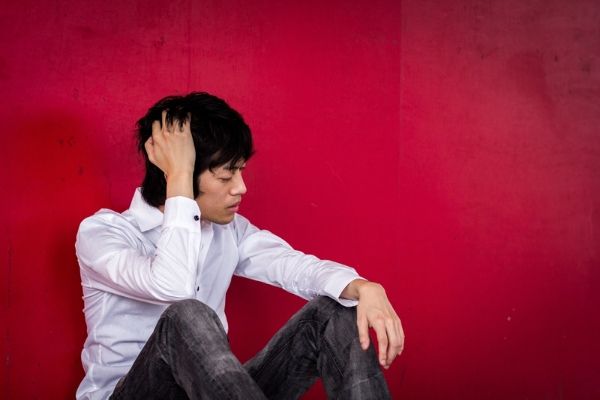 頭を抱える男性
