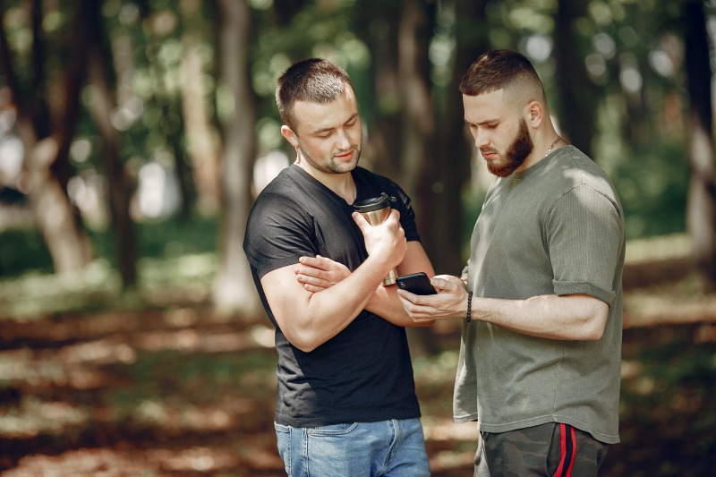 エリア外でWiMAXをつなごうとしている男性たち