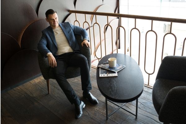 男性が考え事をしている