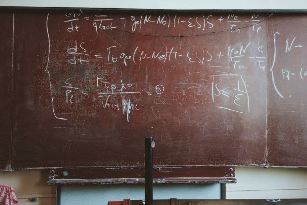 黒板に計算式が書いてある