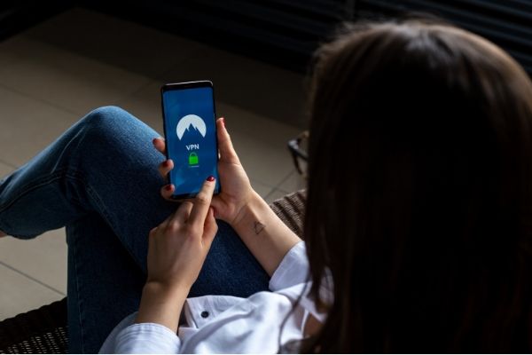 女性がスマホをいじっている