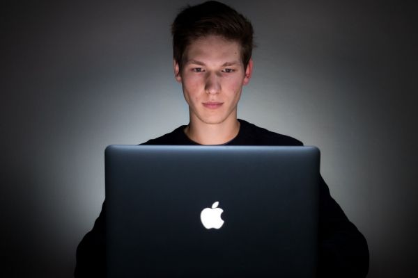 男性がパソコンを見ている