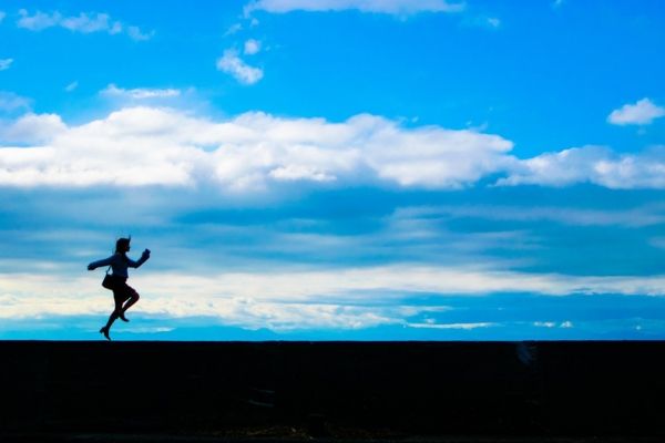 スキップする女性