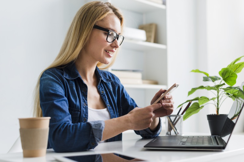 家の中で5ghzWiFiを接続する女性