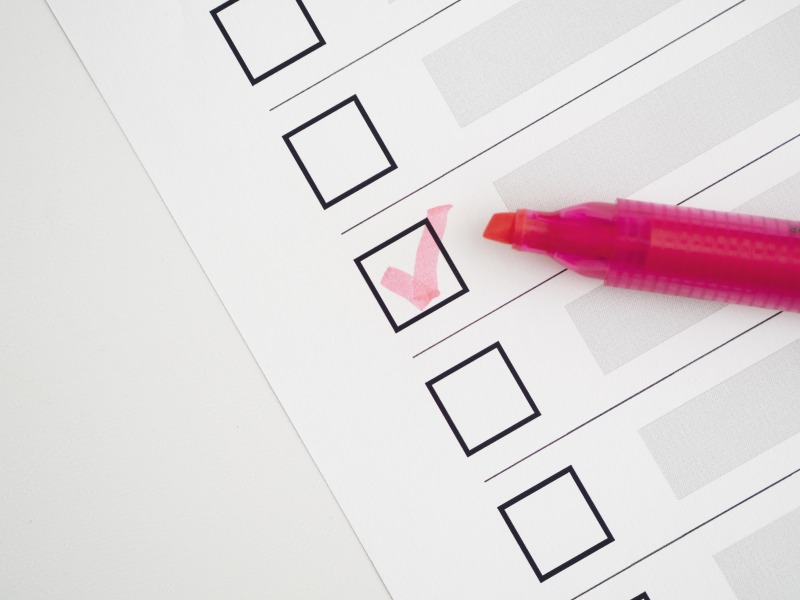 契約時のポイントを確認する様子