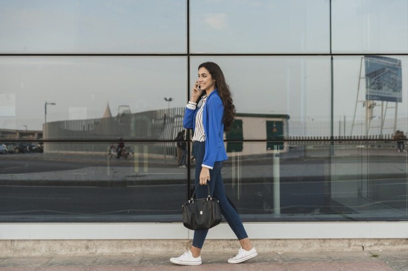 WiFiを求めて移動する女性