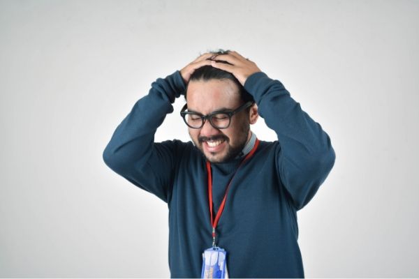 頭を抱える男性