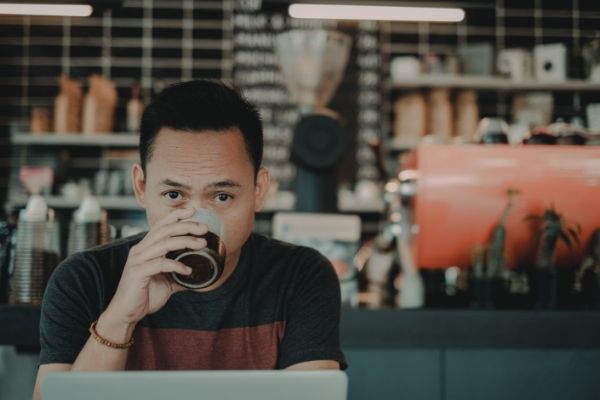 飲み物を飲む男性