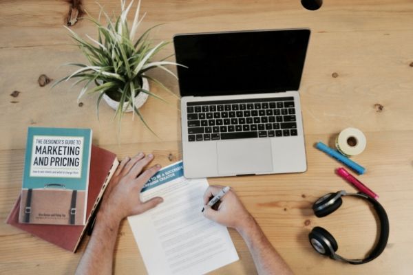 申告書に記入している