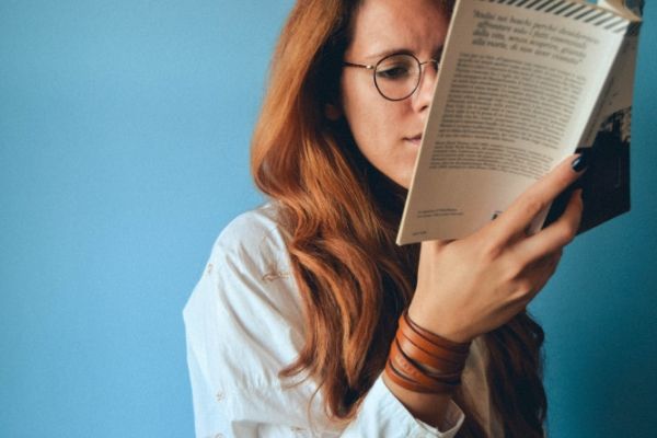 確定申告について勉強する女性