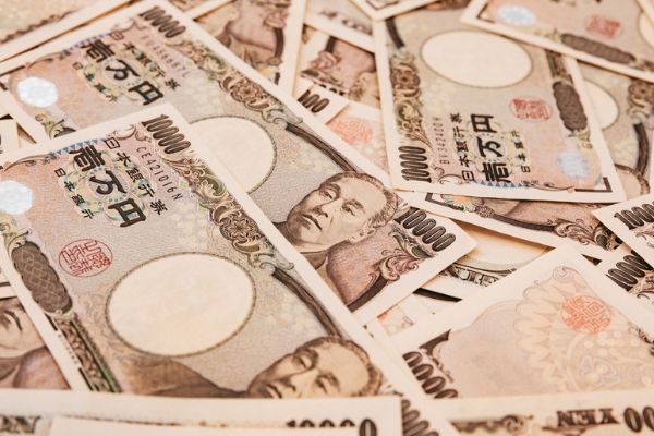 大量の1万円札