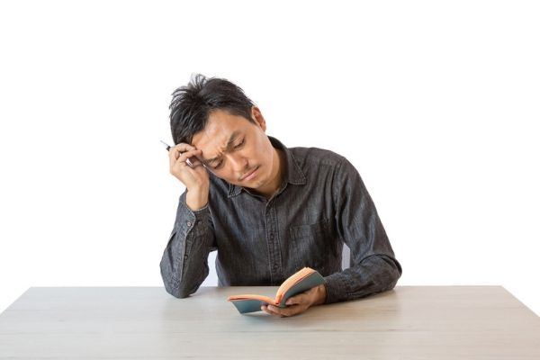 悩むフリーランス