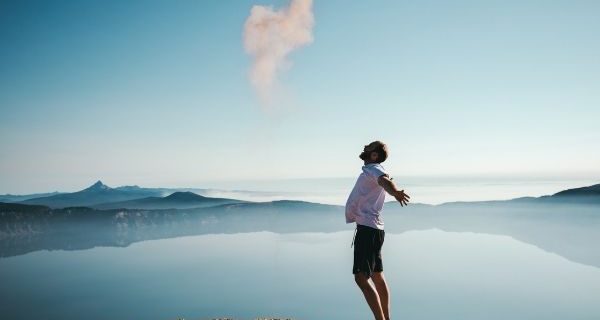 フリーランスになるには？会社員との違いや注意点を徹底解説