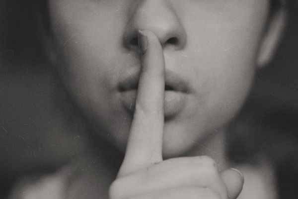 静かにするよう促す女性