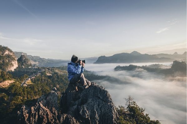 景色を撮るフォトグラファー