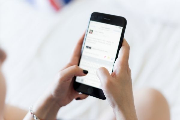 スマホで暇つぶしをする人