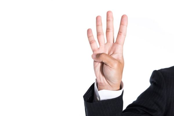 手で4をつくっている