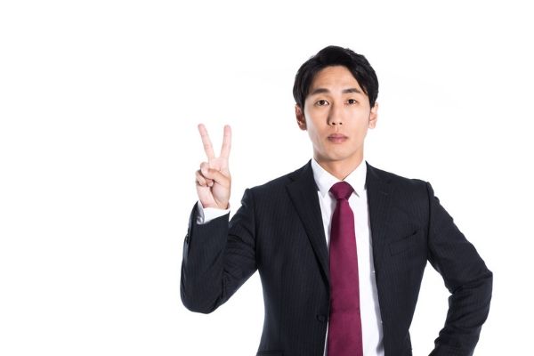 数字の2を表す男性