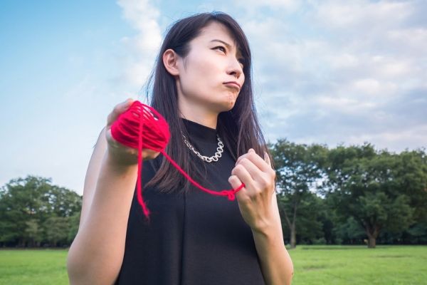 赤い糸を持った女性