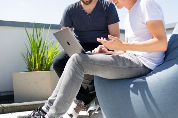 相談し合う男性