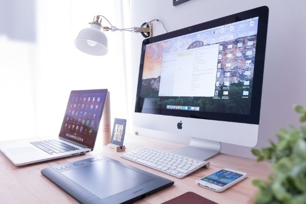 デスクの上にパソコンが置かれている