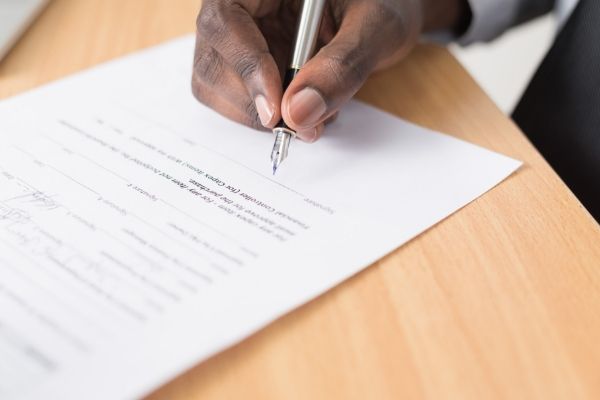 契約書を見直している