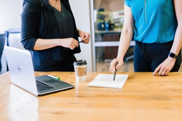 ２人の女性話し合っている