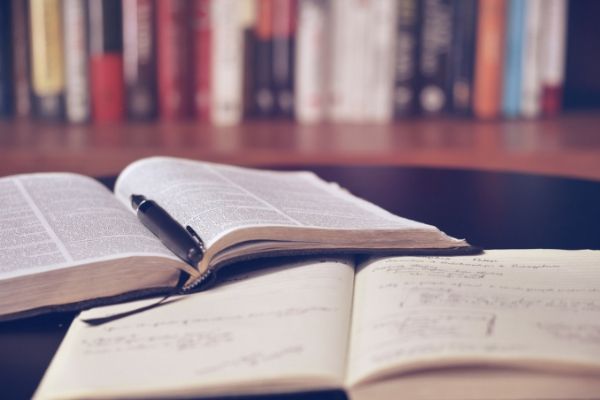 机の上に本が２冊置いてある