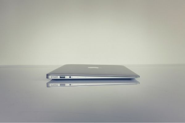 机の上にMACが置いてある