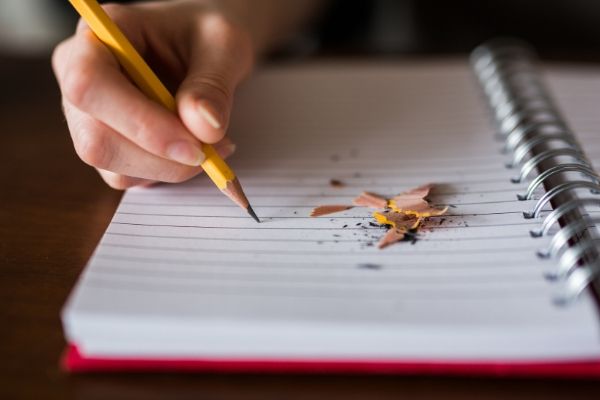 ノートに説明を書こうとしている