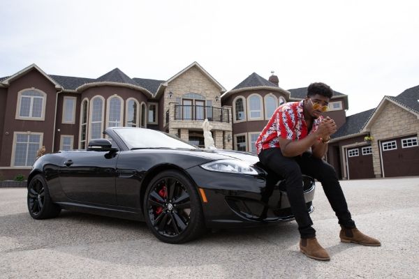 高級車に座る男性