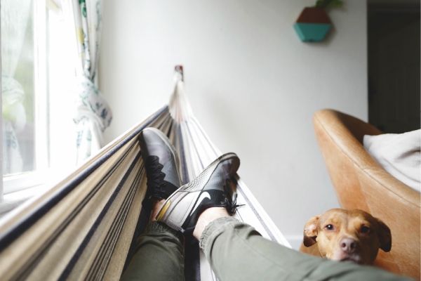 なまけている男性