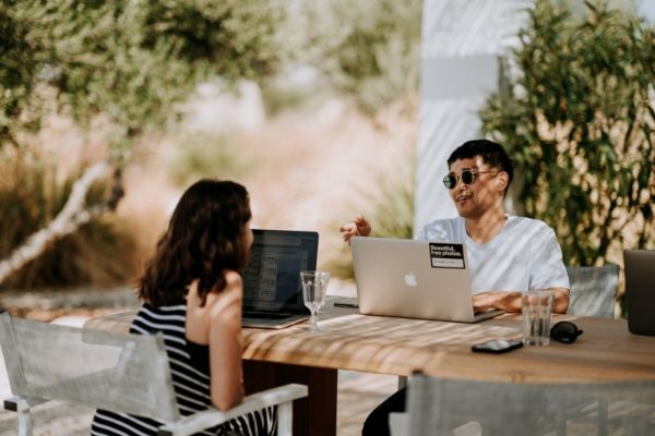 一緒に仕事をするフリーランス