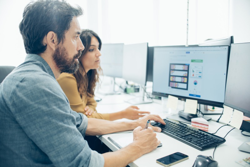 接続方法を確認する男性と女性