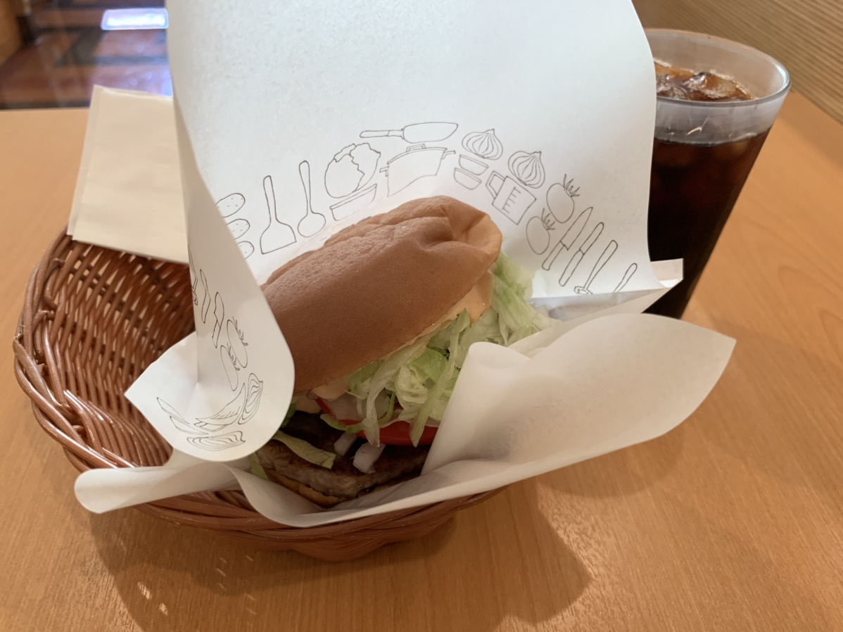モスバーガーのハンバーガーとコーヒー